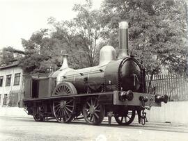 Fotografía de locomotora de vapor tipo 111, fabricada por John Jones & Son en 1862, de la Com...