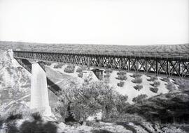 Viaducto metálico de 3 tramos y 132 m, con vigas en cruz de San Andrés, denominado "Sierrezu...