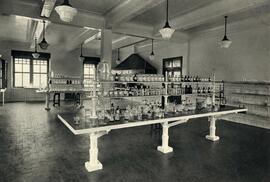 Laboratorio de la fábrica metalúrgica de Baracaldo (Vizcaya)