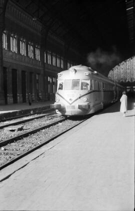 Automotor diésel 595 TAF de RENFE en la estación de Atocha