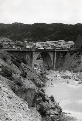 Vista del puente sobre el río Tulivana, situado en el km 98,405 de la línea de Huesca a Jaca, y a...