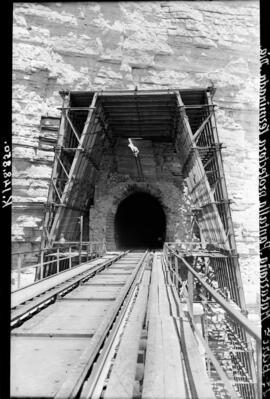Puente de Matarraña IV, situado en el km 148,850 de la línea de Zaragoza a Barcelona, entre los m...