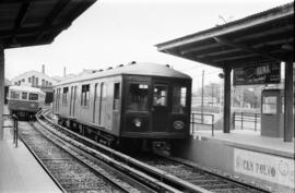 Automotores diésel en el apeadero de La Bordeta