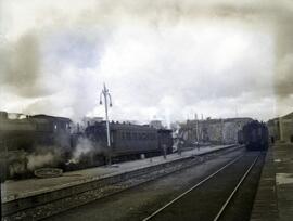 Locomotoras de vapor y coches de viajeros en la estación de Soria - Cañuelo de la línea de Calata...