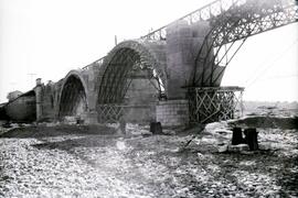 Sustitución del antiguo puente metálico sobre el río Guadiana. Línea de Mérida a Los Rosales (Sev...