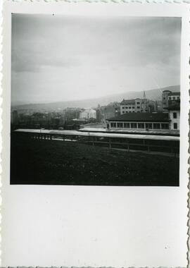 Nuevo edificio de viajeros y nuevas instalaciones de la estación de Oviedo de la línea de León a ...