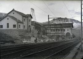 Subestación y viviendas de personal de la estación de Tablada de la línea de Villalba a Medina de...