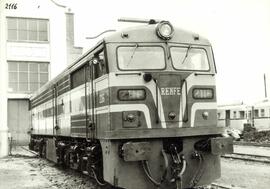 Locomotora diésel - eléctrica de la serie 321 - 001 a 321 -080 de RENFE, ex 2116, saliendo de lo ...