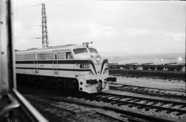 Composición de coches de viajeros, algunos de ellos de la serie 5000 de RENFE, realizando una vis...