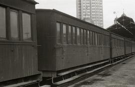 Coches de viajeros del Ferrocarril de Langreo en la estación de Gijón de la línea de Sama a Gijón