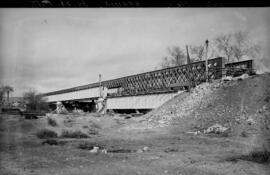 Puente sobre el Jarama en el km 45,797 de la línea de Madrid a Alicante, situado entre los términ...