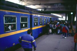 Viajeros en los andenes de la estación de Madrid - Atocha