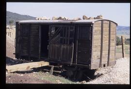 Vagón cerrado nº 1 del Ferrocarril de Ojos Negros a Sagunto, junto a las tolvas del cargadero de ...