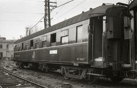 Coche restaurante WR 3567 de la serie 3562-3569 de la Compañía Wagons-Lits detenido en la estació...