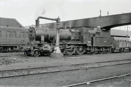 Locomotora de vapor de la serie 230 - 2001 a 2030 de RENFE, ex Norte nºs 1950 - 1979, vagón abier...