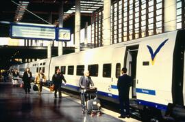 Viajeros y AVE serie 100 en la estación de Puerta de Atocha