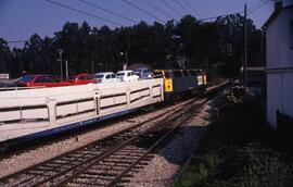 Composición de mercancías, formado por locomotora diésel - eléctrica serie 333 de RENFE y vagones...