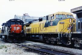 Vista de las locomotoras diesel SP-7860 (B30-7) de Southern Pacific y la CNW-1726 (C44-9W), de la...