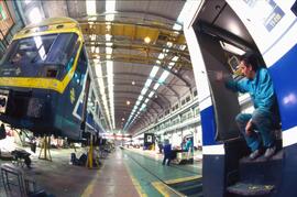 Automotor eléctrico o electrotren de la serie 448 de RENFE en los talleres TCR de Valladolid