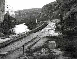 Puente de hormigón del km 389,834 de la línea de Venta de Baños a Santander, sobre el río Pisuerg...