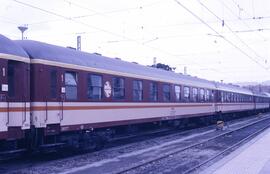 Coche de viajeros metálico de 1ª clase AA 8055 de la serie AA 8001 a 8121 de RENFE, con decoració...