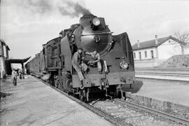 Locomotora de vapor de la serie 240-2471 a 2475 y 240-2481 a 2717 de RENFE, remolcando una compos...