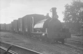 Locomotora de vapor nº6, de rodaje 2-2-0-T, en la estación de Carcaixent de la línea de Carcaixen...