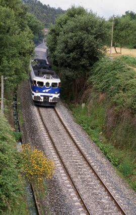 Talgo IV o Talgo Pendular, remolcado por locomotora diésel - hidráulica 354, de la línea de Barce...