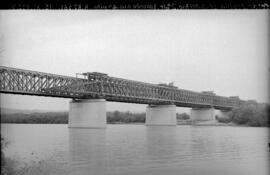 Puente sobre el río Guadalquivir a su paso por Lora del Río, en el km 82,561 de la línea Córdoba-...