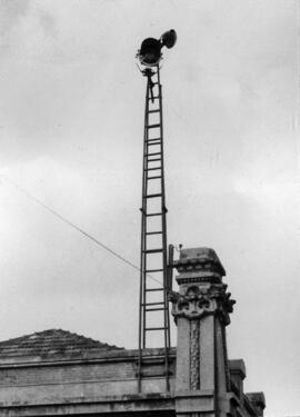 Torre de alumbrado sobre tejado en la estación de Valencia-Término