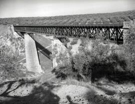 Viaducto metálico de 3 tramos y 132 m, con vigas en cruz de San Andrés, denominado "Sierrezu...