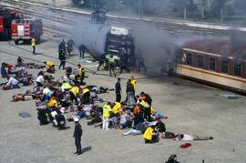 Atención a heridos y coches de viajeros en el simulacro de accidente ferroviario