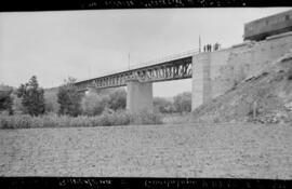 Puente metálico de Val de Regueros, situado en el km 425,886 de la línea de Madrid a Barcelona, d...