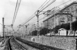 Vista del seccionamiento de la catenaria en el trayecto de Barcelona-Término a Prat y Hospitalet