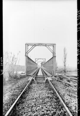 Sustitución de puentes metálicos en la línea de Madrid a Badajoz. Vista general del puente viejo ...