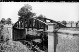 Puente sobre el arroyo Candón, situado en el km 88,198 de la línea de Sevilla a Huelva, dentro de...