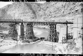 Puente de Matarraña IV, situado en el km 148,850 de la línea de Zaragoza a Barcelona, entre los m...