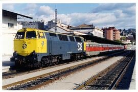 Locomotora diésel - eléctrica 333 - 077 de RENFE, fabricada por MACOSA y pintada en  amarillo y g...