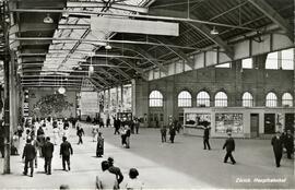 Vista del interior de la estación central de Zúrich y de viajeros circulando