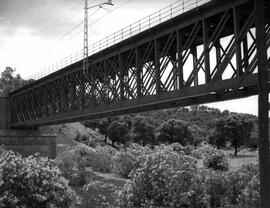 Puente metálico de un tramo y 54 m sobre el arroyo de Despeñaperros, con vigas tipo Linville, y s...