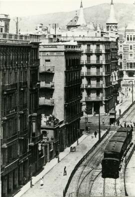 Composición del ferrocarril de Sarria circulando por Barcelona