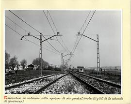 Catenarias en estación sobre equipos de vía general (postes 8/i y 8/d de la estación de Guarnizo)