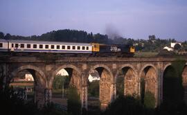 Estrella Galicia remolcado por locomotora diésel - eléctrica D.T. 319 - 325, atravesando el puent...