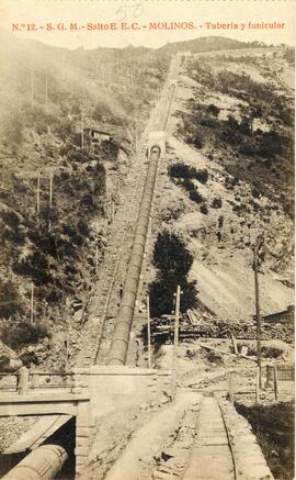 Vista panorámica de la tubería y funicular del Salto de Energía Eléctrica de Cataluña, en la Cent...