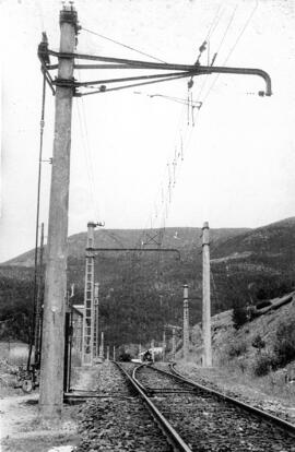 Interruptor de alimentación en poste de catenaria en la estación de La Molina de la línea de Ripo...