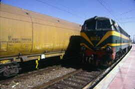 Locomotora diésel - eléctrica de la serie 333 de RENFE y vagón tolva en la estación de Alcázar de...