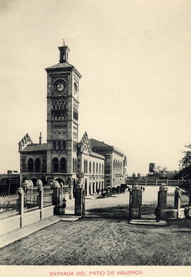 Vista de la entrada principal del patio de viajeros de la estación de Toledo