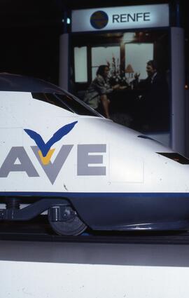 Vista parcial en primer plano de una maqueta de la cabeza tractora del AVE