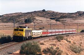 Tren Talgo III Alicante-Madrid Chamartín a su paso  por La Encina