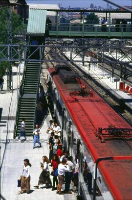 Viajeros y unidad de tren eléctrica o automotor eléctrico en la estación de Villaverde Bajo